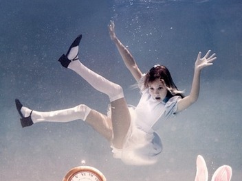 當 愛麗絲 不小心掉到水裡， Elena Kalis 的 童話 系 水中 兒童 攝影 