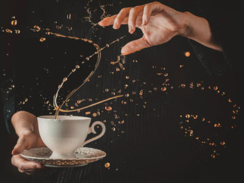 魔法般的咖啡牛奶圓舞曲，高速攝影捕捉飲品飛濺瞬間之美