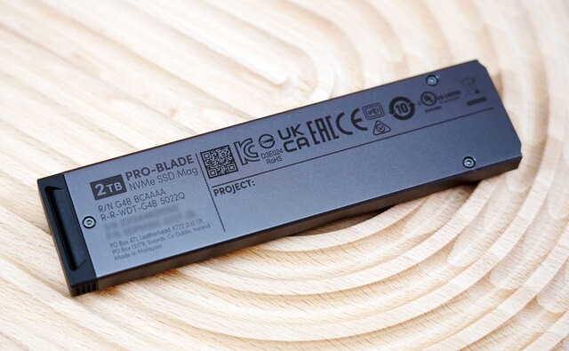 On the back of the PRO-BLADE SSD Mag body, information such as capacity specifications and serial numbers can be seen. There is also a blank space for users to write the name of the project related to file storage for identification.