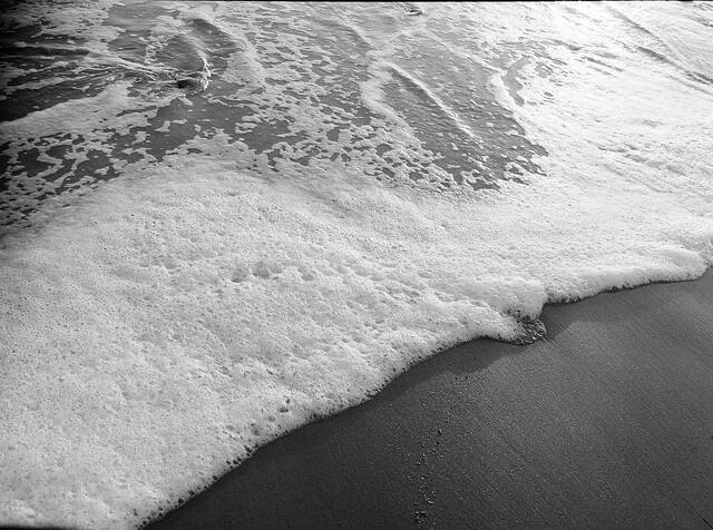 達重掌市場主導權 過去十多年間，儘管這些底片始終由位於伊士曼柯達（Eastman Kodak）製造，但包含行銷、包裝與全球銷售業務，大多是由 2013 年從破產程序中拆分出來的獨立公司 Kodak Alaris 負責。然而，自去年 9 月柯達推出 Kodacolor 系列，以及 11 月推出 Gold 200 和 Ultramax 400 之後，現在就連專業級的 Ektar 與 Tri-X 底片也紛紛改由柯達直接銷售。這項策略轉變顯示出這家老牌底片巨人正試圖精簡供應鏈，透過更直接的發行模式，掌握品牌在數位時代下的再生契機。 性能依舊但價格更親民 伴隨著發行權轉移，Ektar 100 以及 Tri-X 400 這兩款經典底片也換上了全新的包裝設計，風格上走的是復古簡潔路線，並同時提供 135 與 120 兩種規格。除了視覺上的更新，最令攝影師振奮的消息是，根據目前的市場觀察，由母廠直接發行的版本，在部分通路的售價比起以往代理時期似乎略有調降。這對於在物價齊漲、底片成本居高不下的環境中苦撐的玩家而言，無疑是一劑強心針，也提升了這幾款專業底片在日常拍攝中的競爭力。 ▲ Ektar 100 彩色負片。 ▲ Ektar 100 樣張。 ▲ Ektar 100 樣張。 ▲ Ektar 100 樣張。 兩大指標底片的地位無可取代 儘管包裝與通路有所變動，但內容物的品質與特性依然維持其領先地位。Ektar 100 以極細緻的感光顆粒與高飽和度的色彩表現著稱，是風景攝影與戶外創作的首選；而 Tri-X 400 則是黑白攝影歷史中不可或缺的篇章，其獨特的階調與強大的寬容度，至今仍是街頭攝影與紀實影像不可替代的經典。Kodak 官方強調，透過更直接的銷售模式，他們能確保這些優質產品能更穩定地送達愛好者手中，持續延續類比影像的生命力。 ▲ Tri-X 400 黑白負片。 ▲ Tri-X 400 樣張。 ▲ Tri-X 400 樣張。 ▲ Tri-X 400 樣張。 未來底片生態的觀察重點 隨著 Ektar 與 Tri-X 加入自營行列，原先由 Kodak Alaris 代理的專業底片如傳奇的 Portra 系列與 Ektachrome 系列未來是否也會跟進，已成為攝影圈熱議的話題。這場通路變革反映了底片市場正在經歷一場結構性的重組，母廠的直接介入可能意味著產能調配將更靈活，但也可能對現有的經銷通路造成衝擊。 via：PetaPixel、Kodak