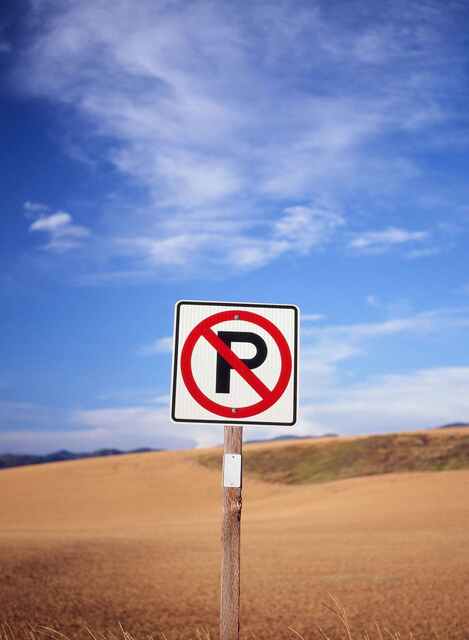 達全面接掌銷售通路 回顧過去十餘年，底片玩家所熟悉的 Kodak 底片，其實背後存在著複雜的品牌運作。自 2013 年柯達從破產重整中復甦以來，靜態攝影底片的全球銷售與行銷權長期授權給英國公司 Kodak Alaris 經營。然而，這項維持了超過十年的商業模式，在 2026 年初發生了結構性位移。 在底片攝影玩家心中佔有重要地位的 Ektachrome E100 正片，近日迎來了通路發行上的重大變革。柯達日前宣布，這款標誌性的彩色正片將由原本的授權代理轉為由總部直接發行，決定跳過代理商，直接面對全球經銷商與零售通路，負責 Ektachrome E100 的推廣。 產品外盒換新裝 隨著發行權的更迭，最直觀的改變莫過於外盒包裝的設計。根據目前釋出的產品影像，由柯達直營的 Ektachrome E100 採用了更簡潔、帶有復古情懷的包裝風格，這與過去 Kodak Alaris 版的設計有顯著區別。攝影愛好者最關心的品質問題也已有定論：儘管包裝與通路有所變動，但內容物仍是產自紐約羅徹斯特工廠、大家所熟悉的同一款乳劑，在色彩調性、極細顆粒與優異的對比表現上並未改變。 ▲ EKTACHROME E100 樣張。 ▲ EKTACHROME E100 樣張。 ▲ EKTACHROME E100 樣張。 直營拼圖趨於完整 事實上，Ektachrome 並非首款回歸直營的產品。在此之前，經典的黑白底片 Tri-X 以及色彩飽和度極高的 Ektar 100 已經先行轉由柯達直接管理。市場分析認為，柯達頻繁的動作顯示其正透過縮減供應鏈層級，試圖在底片成本持續波動的市場中，取得更穩定的定價權與庫存控制能力。 via：PetaPixel、Kodak