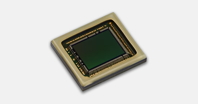 合式感光技術打破傳統藩籬 由意法半導體（STMicroelectronics）所開發的 VB1940，是一款解析度達 510 萬像素的感光元件，其核心優勢在於創新的混合式架構。這款感光元件不僅能提供高精度的 RGB 彩色影像，還能同時輸出近紅外線（NIR）訊號。最令技術人員關注的是，它能根據拍攝環境的需要，靈活調度全域快門與滾動快門模式。這種設計讓影像系統在處理一般靜態場景時能保有極高的畫質細節，而在切換至全域快門模式後，則能完美克服運動過程產生的影像形變，提供極為穩定且準確的視覺資料。 ▲ STMicroelectronics VB1940 CMOS 高達 100dB 的動態範圍展現 在滾動快門模式下，VB1940 發揮了感光元件在處理光影過渡上的深厚功力。透過長、短曝光的疊加技術，它能產生線性動態範圍高達 100dB 的高品質 HDR 影像。這意味著即便在光比極大的環境中，亮部細節與暗部層次依然能被完整保留，不容易出現過曝或死黑的情況。此外，其採用的 2.25µm 背照式（BSI）像素結構，不僅提升了感光靈敏度，更在雜訊控制上展現出亮眼表現，即便在微光環境下也能維持清晰度。 全域快門帶來的動態精準抓拍 當場景涉及快速移動的物體或需要與外部脈衝光源（如紅外線 LED）同步時，VB1940 的全域快門模式便成為關鍵。它能確保所有像素在同一時間點完成曝光，徹底消除滾動快門常見的水平位移誤差（果凍效應）。結合內建的 RGB-NIR 像素矩陣與智慧升頻技術，系統能產出無殘影的紅外線影像，特別適合需要精密捕捉瞬間動態的專業監控與智慧感測場景。 高畫質錄製與穩定輸出效能 在效能規格方面，VB1940 在 2560 x 1984 的全解析度下，可維持每秒 60fps 的高速錄影頻率，確保影像流暢不掉格。為了滿足專業系統的整合需求，這款感光元件搭載了四通道 MIPI CSI-2 傳輸介面，單通道頻寬可達 1.5 Gbps，能將海量影像數據即時傳輸至處理器進行分析。其優異的散熱設計與強化的可靠性，也讓它在長時間運作下依然能保持影像穩定，不因溫度波動而犧牲畫質。 產品定位與對未來市場的影響 這款 VB1940 不僅是單純的感光元件升級，更代表了影像技術從單一模式走向「情境適應」的趨勢。雖然目前該產品主要針對車載與高階監控應用，但其混合快門與 HDR 技術的成熟度，對未來消費級相機或高階錄影設備的演進具有指標性意義。目前該晶片已量產，雖然官方價格因採購規模而異，若以同等級工業感測器市場推估，其單顆成本約落在數百至上千新台幣不等，對於追求高安全性與全時影像監控的系統製造商而言，具備極高的競爭優勢。 via：STMicroelectronics