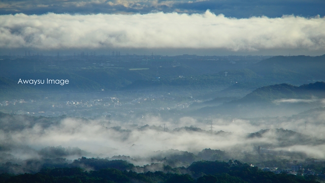 早晨日出火燒雲。▲斜射光打在油羅溪河畔處。▲晨光雲海。▲遠處關西方向上面雲海飄逸，下面雲霧渺渺。