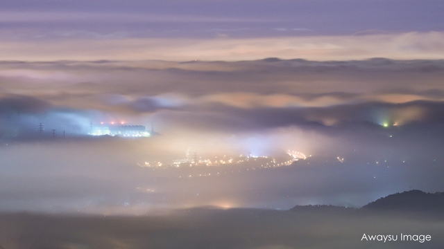 關西二高高架橋路段被雲海淹沒。▲橫山亞洲水泥廠琉璃光。