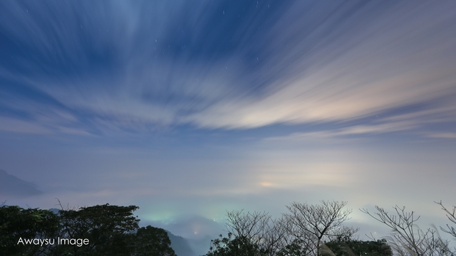 天空有雲時可將天空一起構圖，曝光時間長拍攝出來就會變流雲。